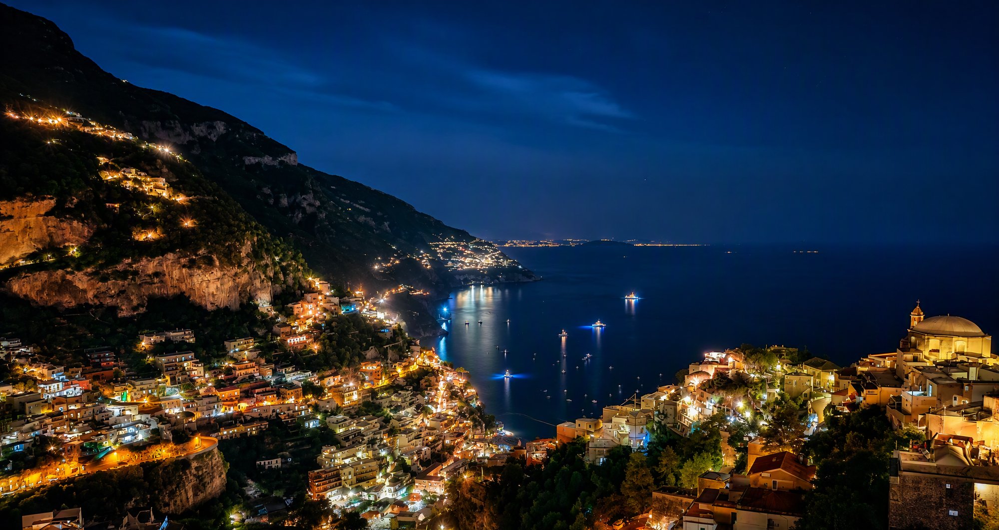 Il panorama notturno di Positano visto dall'alto