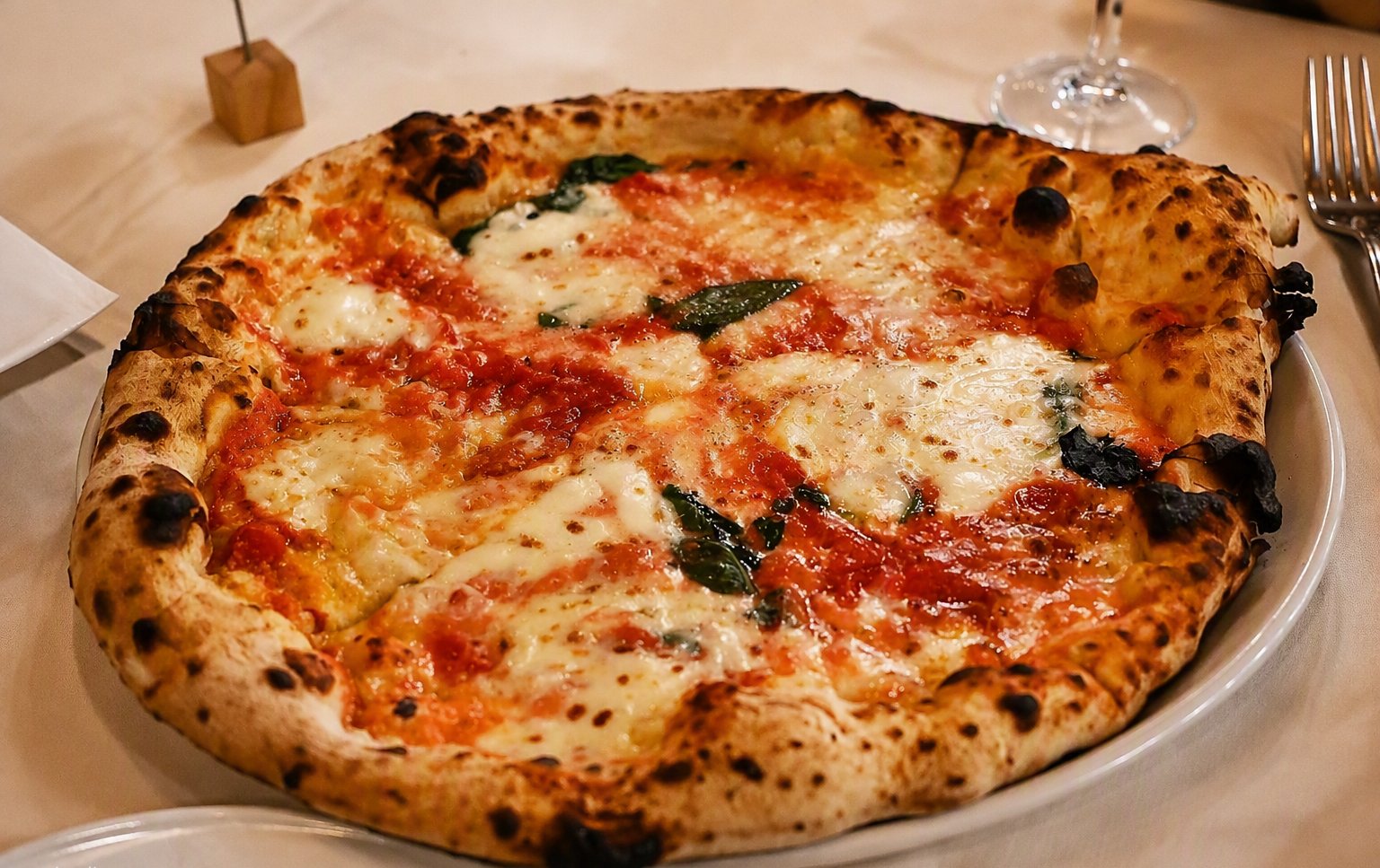 Pizza margherita con pomodoro, mozzarella e basilico