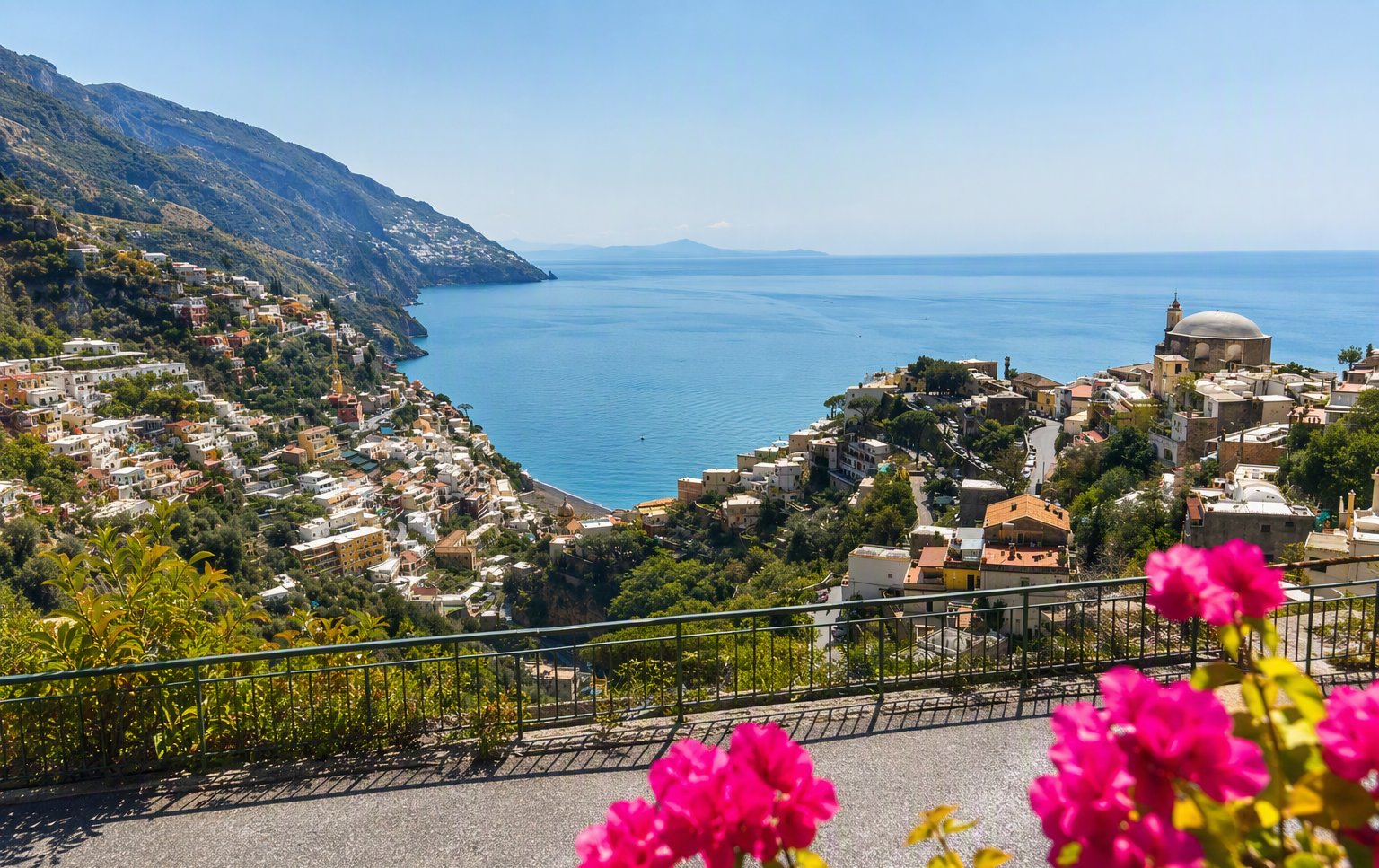 La vista sulla costa di Positano con i fiori rosa